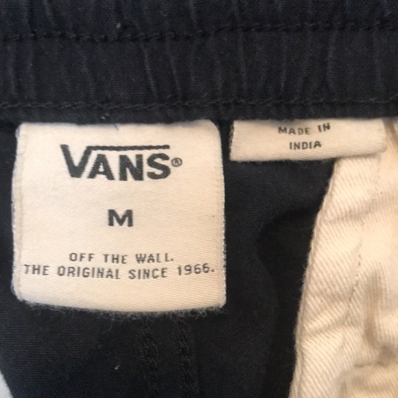Van’s shorts size Medium stretchy waistband 2 side pockets and 2 back pockets. - Picture 4 of 4